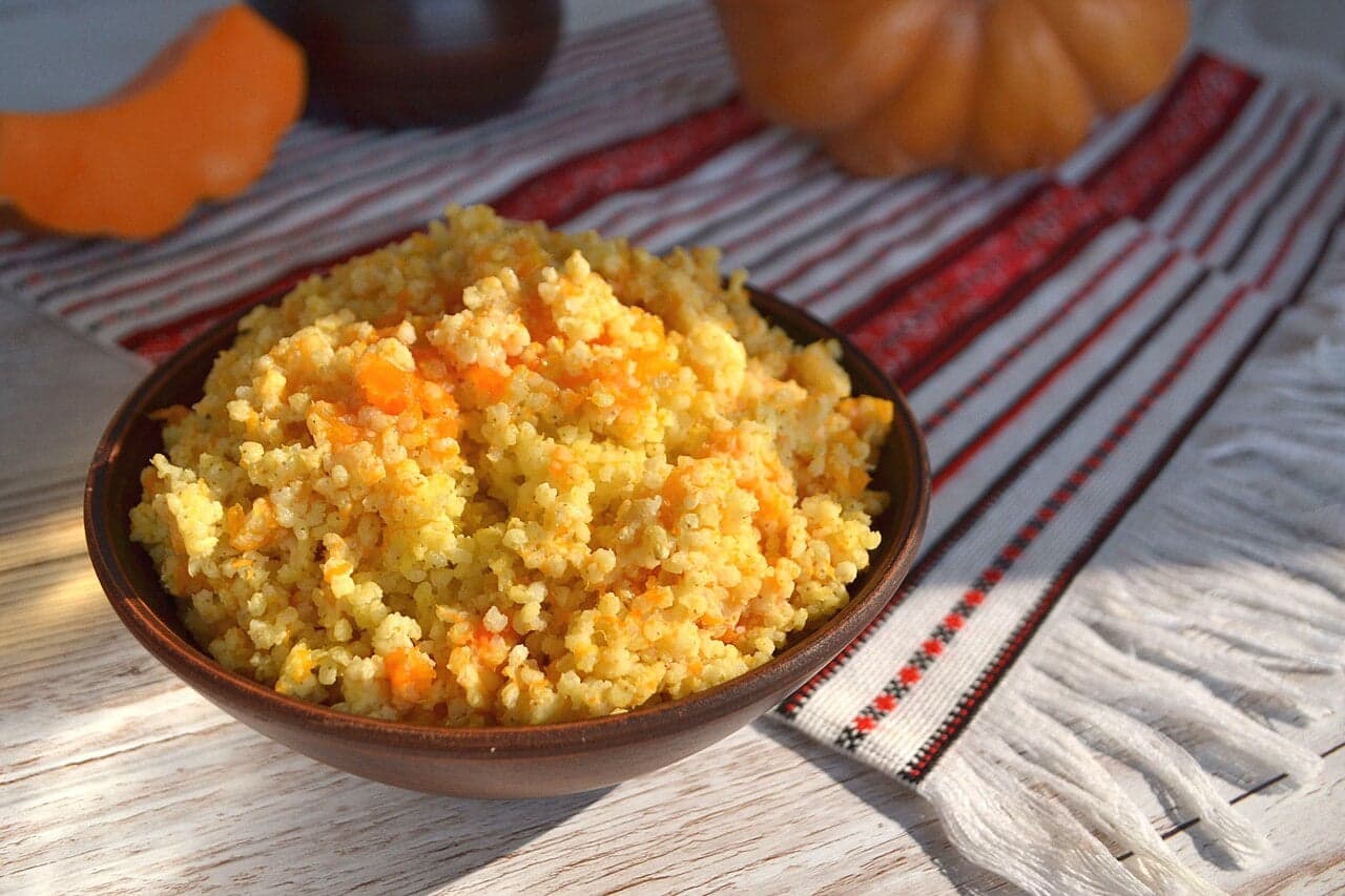A bowl of thick orange pumpkin porridge called sidvudvu
